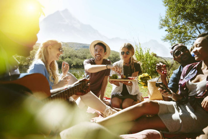 Gruppe mennesker i solen